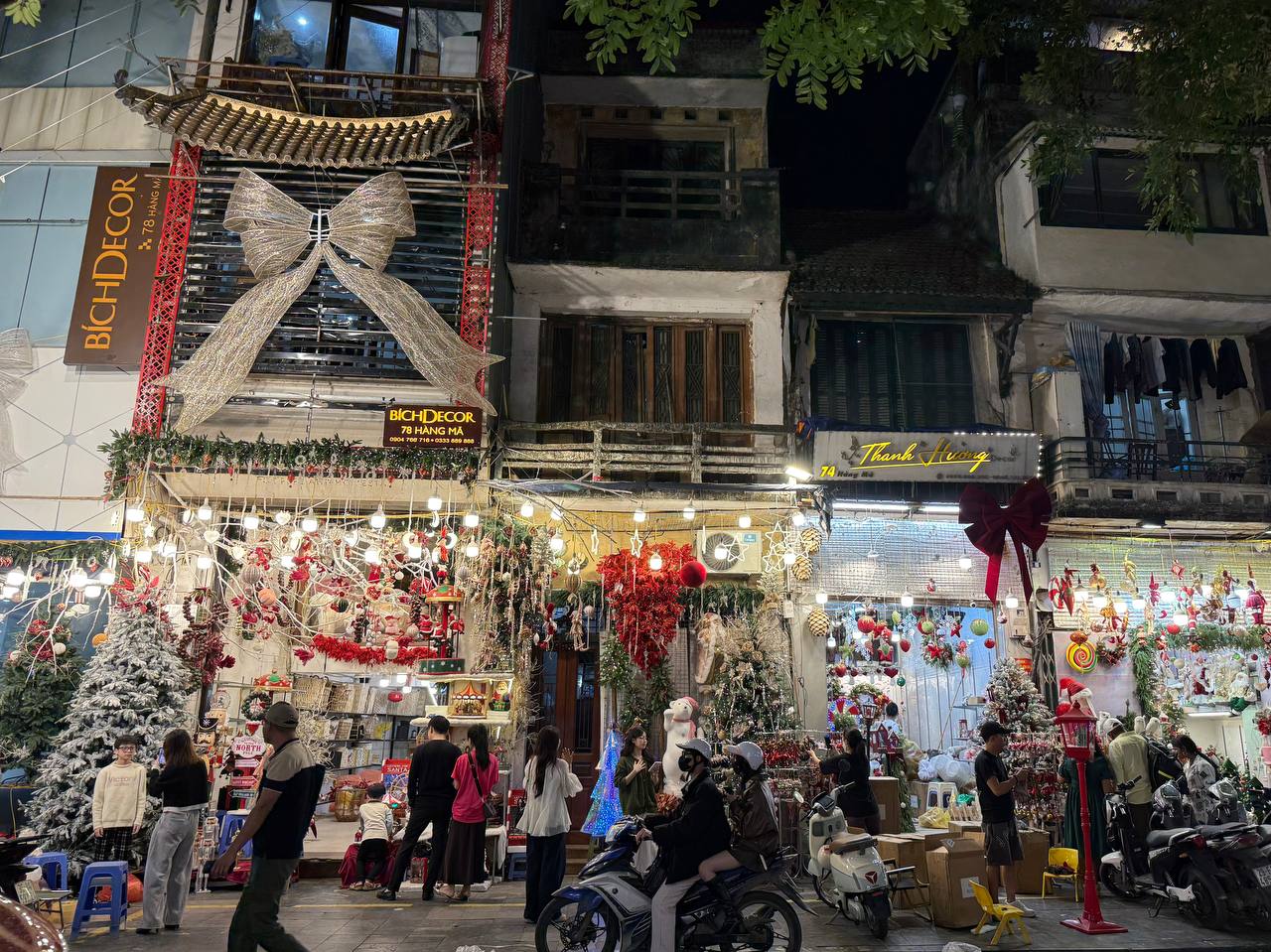 Đ&ecirc;m 24/12: H&agrave;ng M&atilde; qu&aacute; kh&aacute;c lạ, du kh&aacute;ch chen ch&uacute;c nhau chụp ảnh ở Nh&agrave; thờ Đức B&agrave;- Ảnh 13.