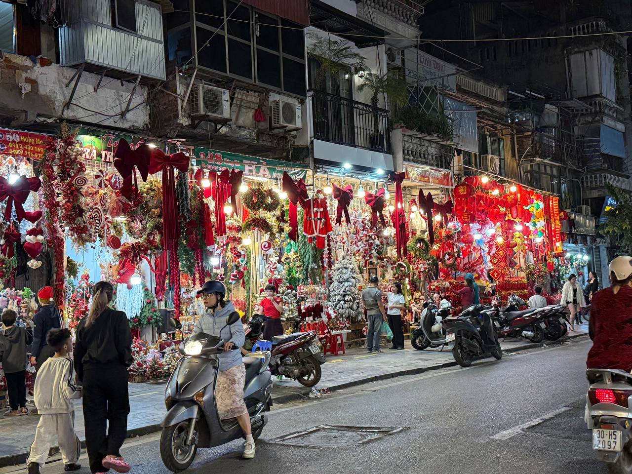 Đ&ecirc;m 24/12: H&agrave;ng M&atilde; qu&aacute; kh&aacute;c lạ, du kh&aacute;ch chen ch&uacute;c nhau chụp ảnh ở Nh&agrave; thờ Đức B&agrave;- Ảnh 15.