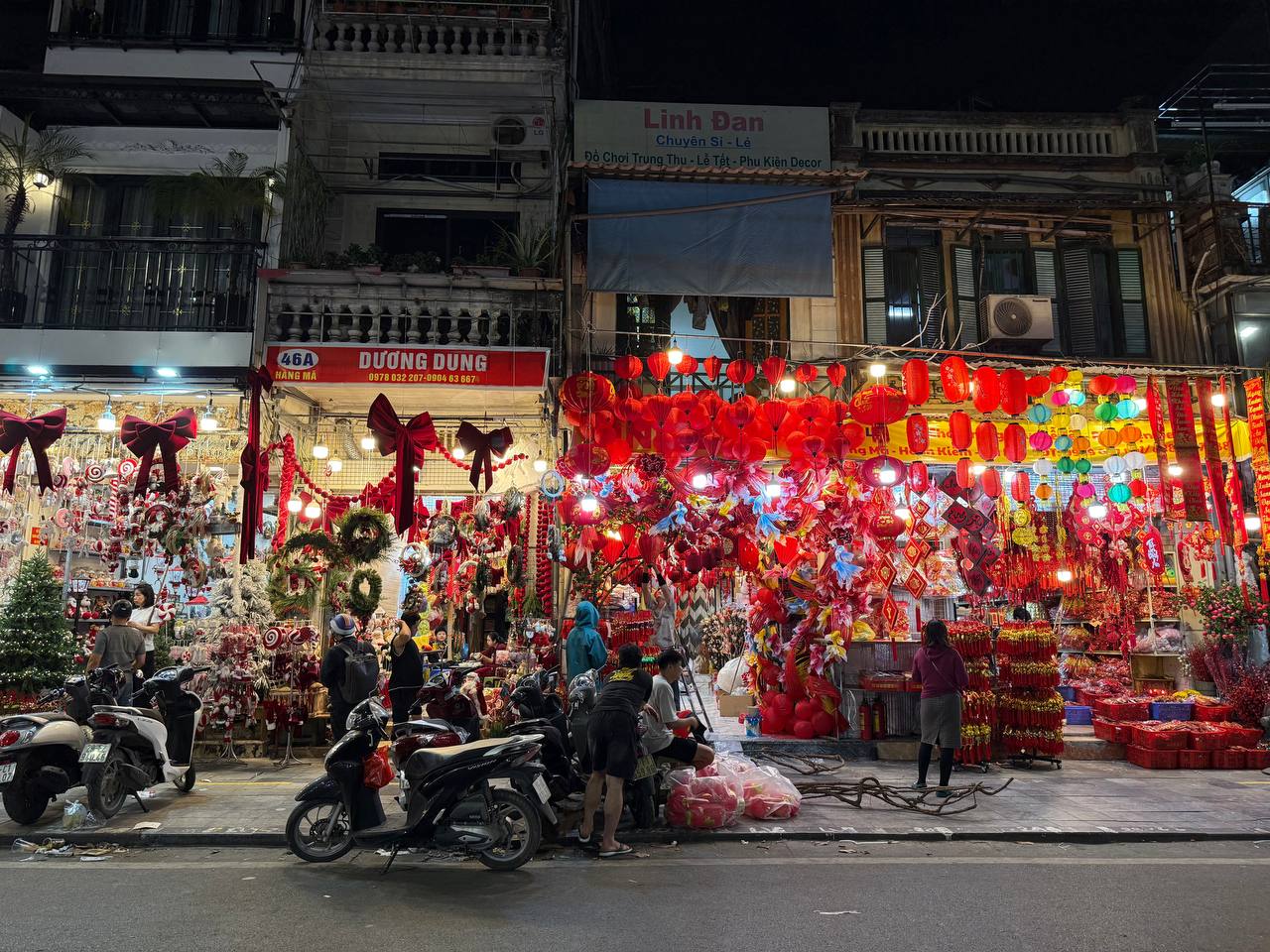 Đ&ecirc;m 24/12: H&agrave;ng M&atilde; qu&aacute; kh&aacute;c lạ, du kh&aacute;ch chen ch&uacute;c nhau chụp ảnh ở Nh&agrave; thờ Đức B&agrave;- Ảnh 16.