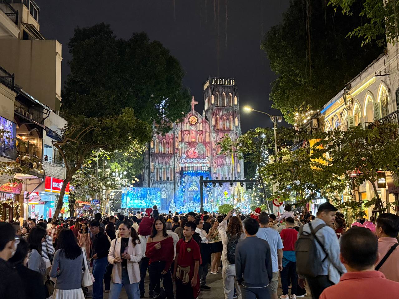 Đ&ecirc;m Noel 24/12: X&oacute;m đạo n&ocirc; nức người xe, Nh&agrave; thờ Đức B&agrave; đ&ocirc;ng đ&uacute;c du kh&aacute;ch x&iacute; chỗ chụp h&igrave;nh- Ảnh 33.