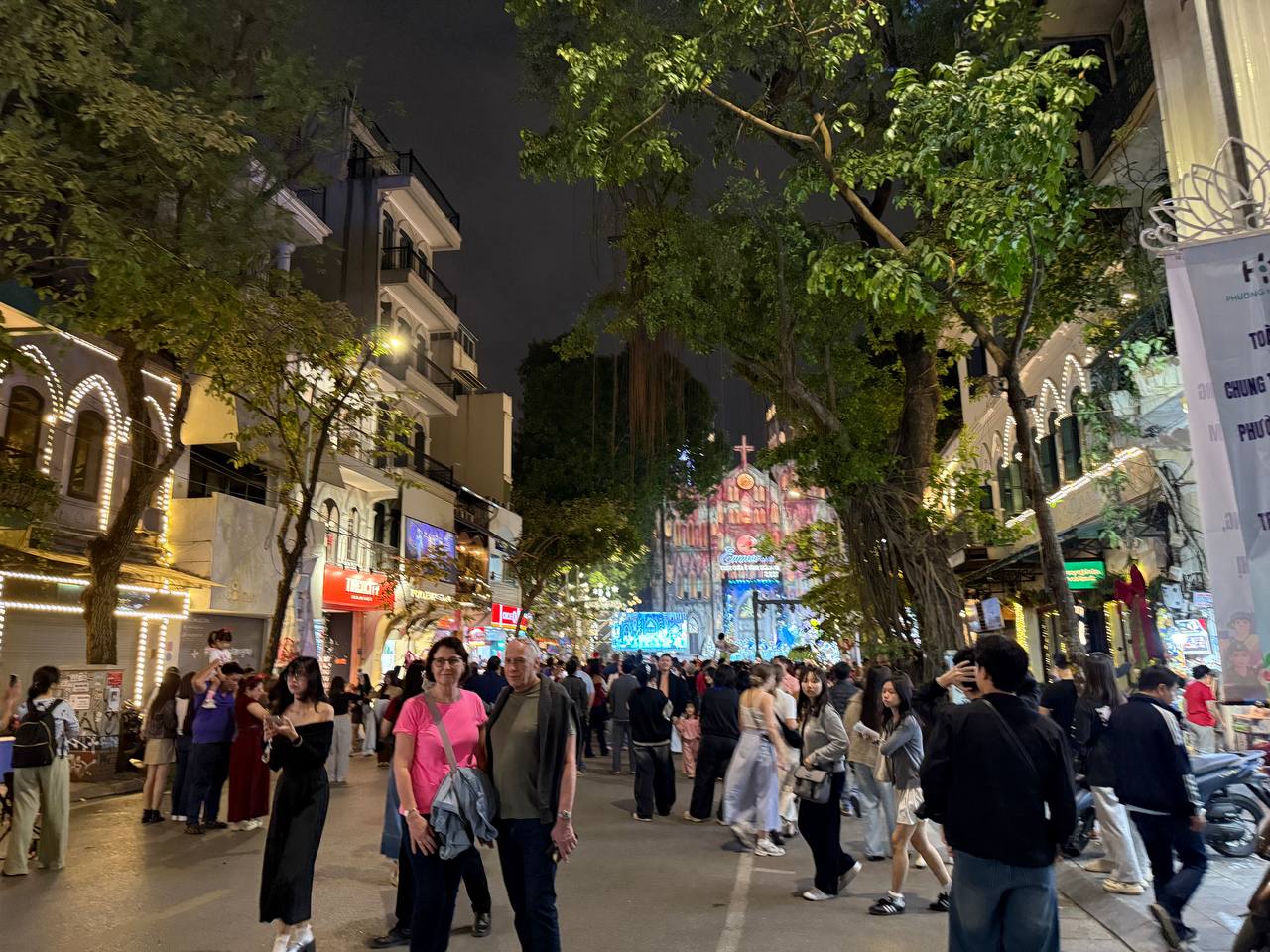 Đ&ecirc;m 24/12: H&agrave;ng M&atilde; qu&aacute; kh&aacute;c lạ, du kh&aacute;ch chen ch&uacute;c nhau chụp ảnh ở Nh&agrave; thờ Đức B&agrave;- Ảnh 21.