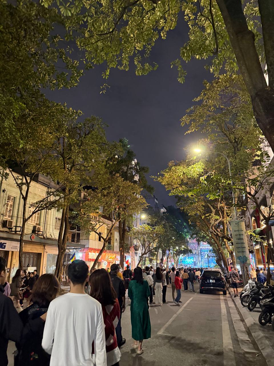 Đ&ecirc;m 24/12: H&agrave;ng M&atilde; qu&aacute; kh&aacute;c lạ, du kh&aacute;ch chen ch&uacute;c nhau chụp ảnh ở Nh&agrave; thờ Đức B&agrave;- Ảnh 23.