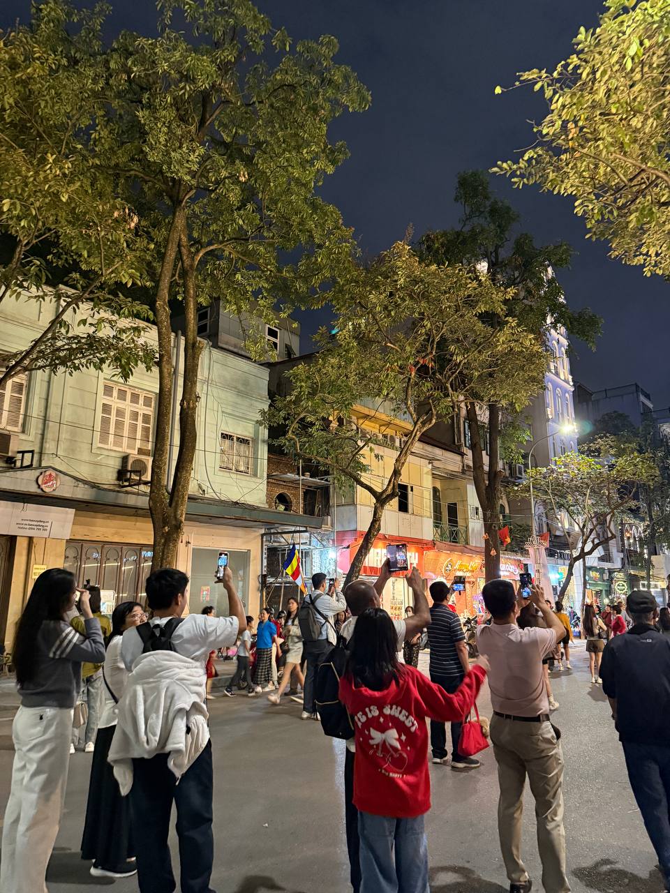 Đ&ecirc;m 24/12: H&agrave;ng M&atilde; qu&aacute; kh&aacute;c lạ, du kh&aacute;ch chen ch&uacute;c nhau chụp ảnh ở Nh&agrave; thờ Đức B&agrave;- Ảnh 22.