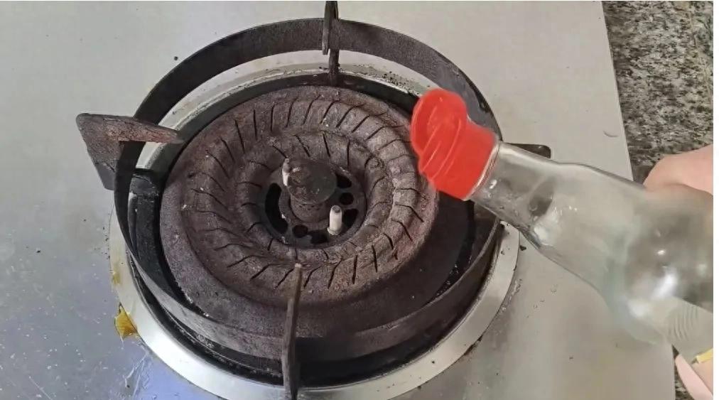 Mẹ t&ocirc;i truyền lại mẹo nhỏ với giấm trắng: L&agrave;m xong t&ocirc;i mới biết m&igrave;nh đ&atilde; ph&iacute; tiền bao năm- Ảnh 1.