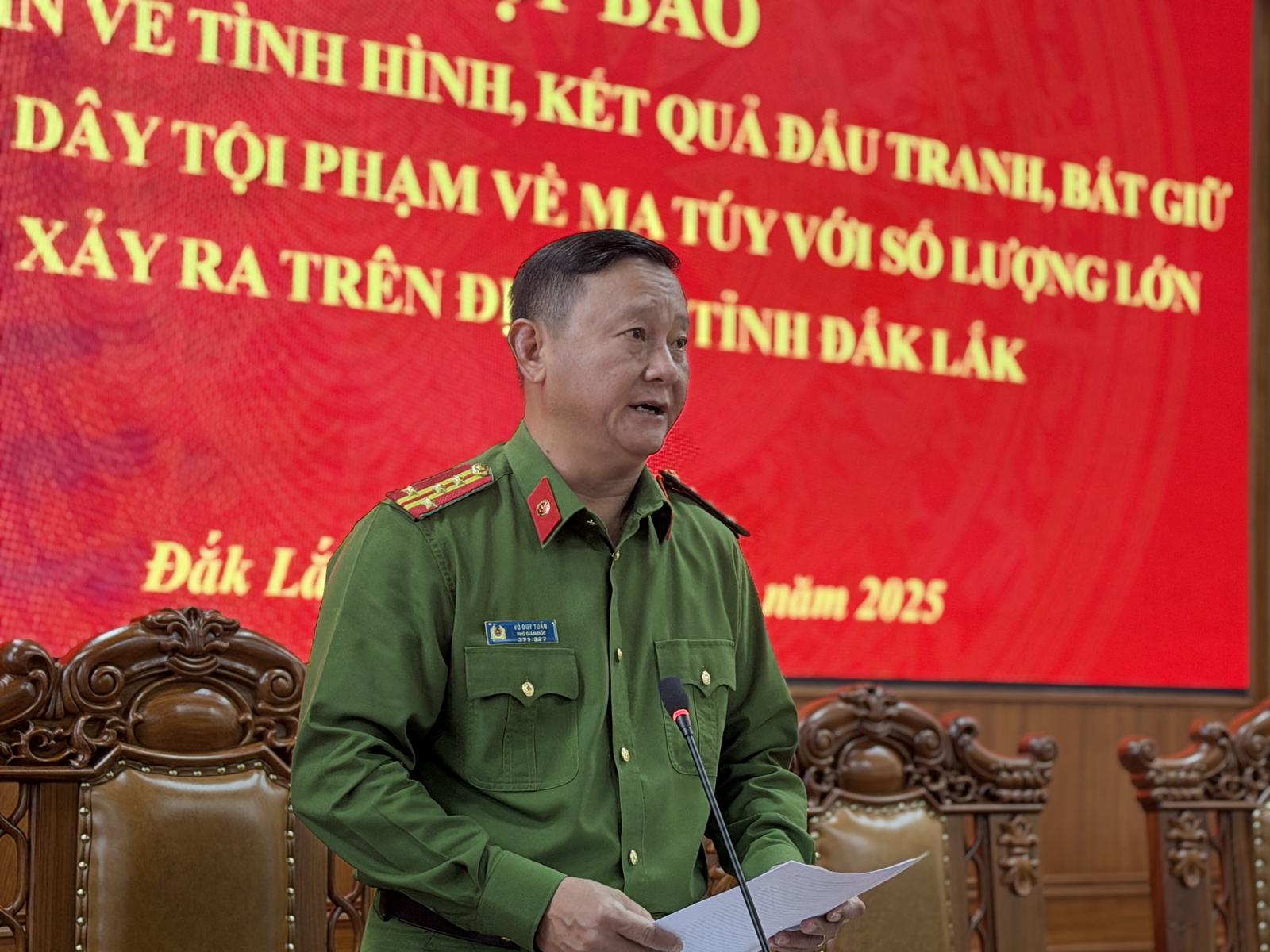 200 cảnh s&aacute;t đồng loạt kh&aacute;m x&eacute;t khẩn cấp, bắt 19 người, d&ugrave;ng m&aacute;y x&uacute;c đột k&iacute;ch nh&agrave; '&ocirc;ng tr&ugrave;m' Vũ Đ&igrave;nh Trọng- Ảnh 2.