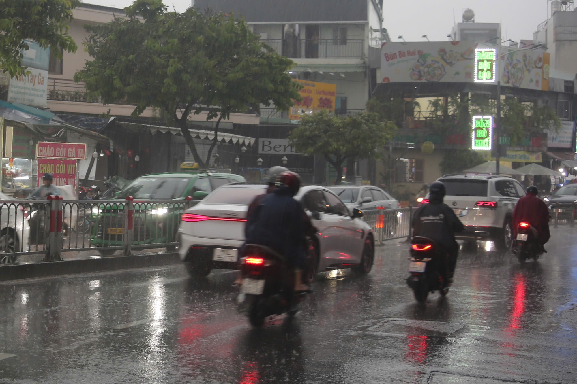 Chiều nay, mưa tr&aacute;i m&ugrave;a tr&uacute;t xuống TPHCM, nguy&ecirc;n nh&acirc;n do đ&acirc;u?- Ảnh 4.