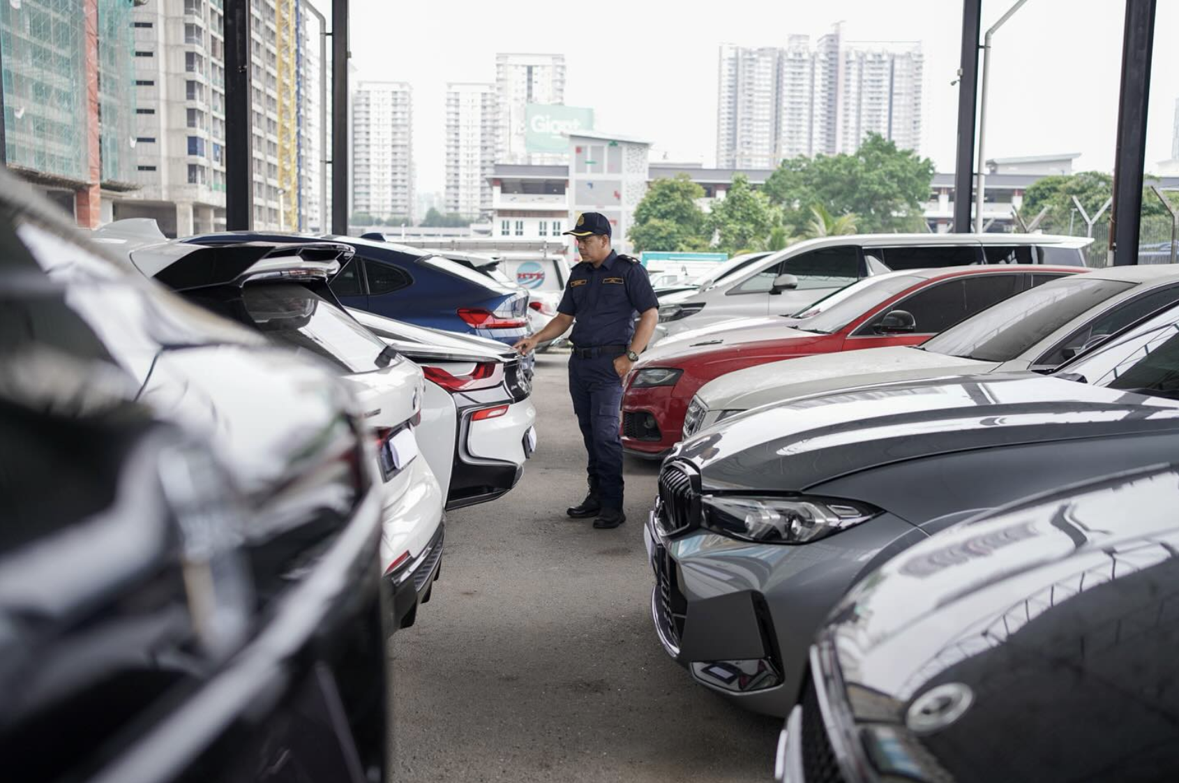 Đi Porsche, cưỡi Ferrari nhưng 'qu&ecirc;n' nộp thuế: H&agrave;ng ngh&igrave;n đại gia muối mặt v&igrave; bị cảnh s&aacute;t thu giữ xe- Ảnh 6.