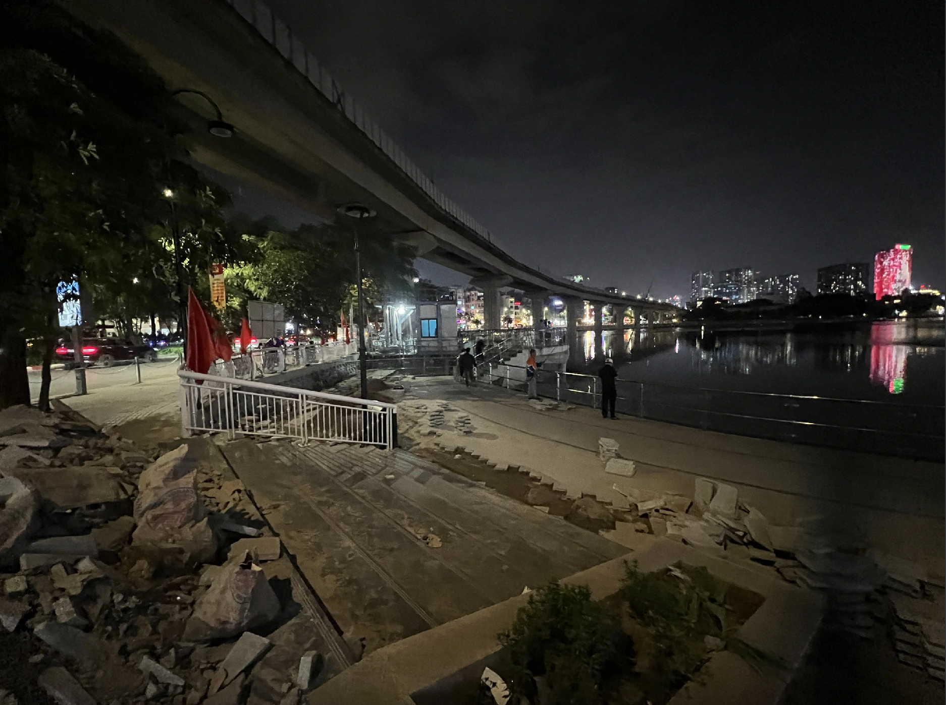 V&igrave; sao vừa cải tạo với số tiền trăm tỉ đồng, đường đi bộ ven hồ đ&atilde; bị đục nham nhở?- Ảnh 1.