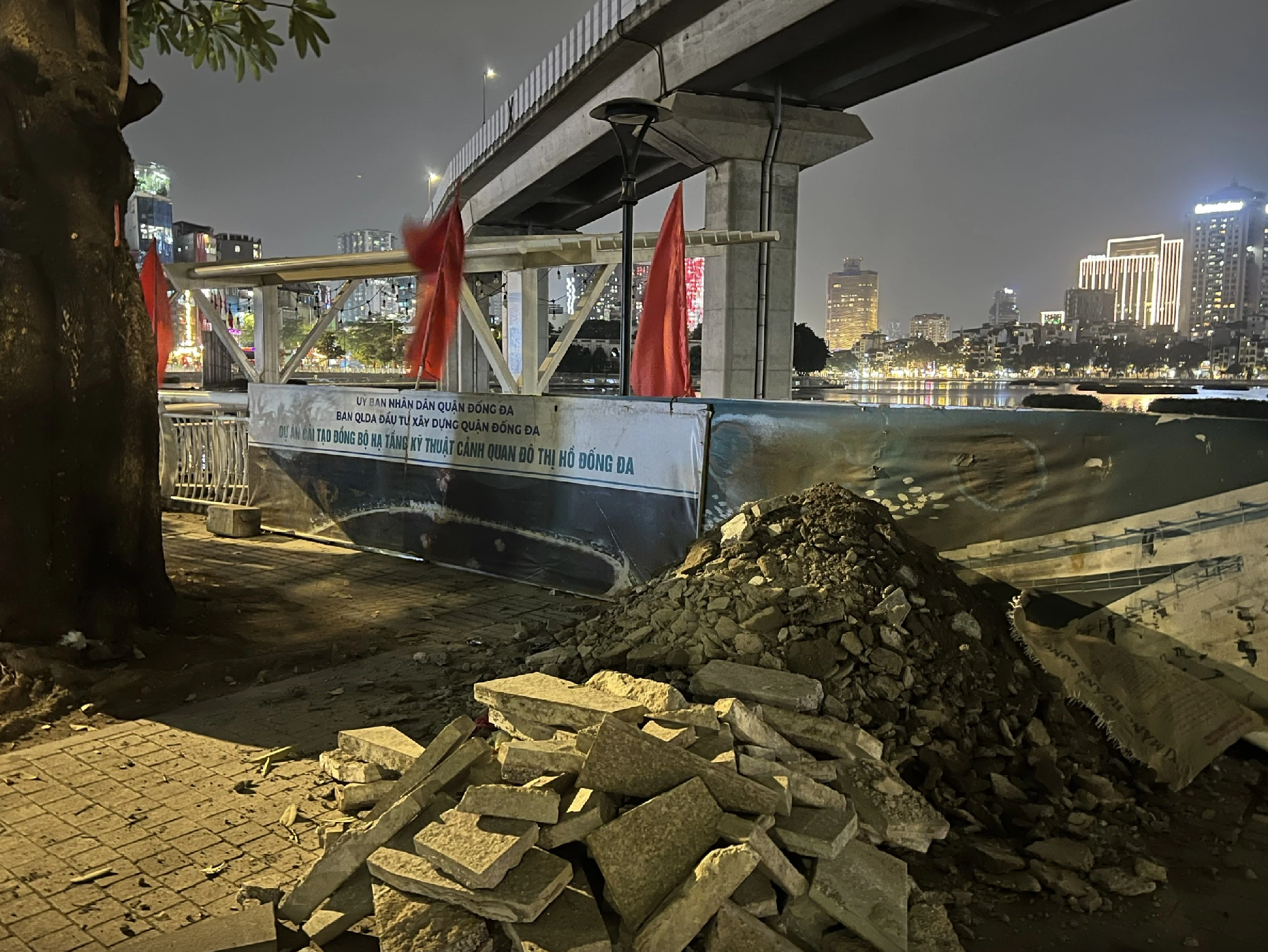 V&igrave; sao vừa cải tạo với số tiền trăm tỉ đồng, đường đi bộ ven hồ đ&atilde; bị đục nham nhở?- Ảnh 2.