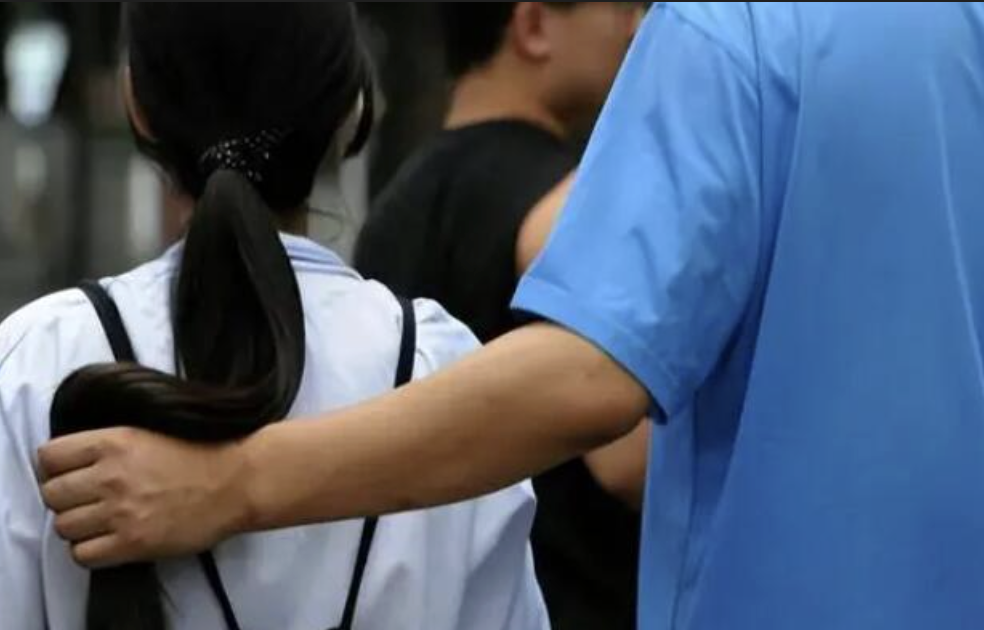 Nữ sinh Trung Quốc học giỏi thi ĐH, kết quả chỉ bằng 1/2 điểm dự đo&aacute;n, gia đ&igrave;nh b&agrave;ng ho&agrave;ng: "Ch&uacute;ng t&ocirc;i sẽ kiện nh&agrave; trường"- Ảnh 1.