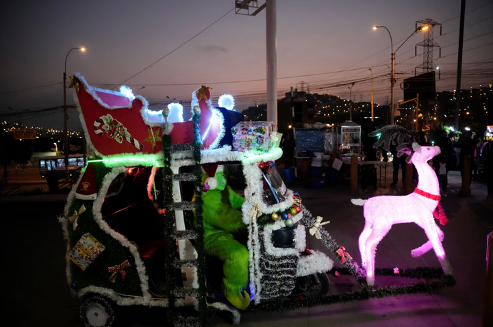 Cả thế giới xuống phố đ&oacute;n Gi&aacute;ng sinh: Khoảnh khắc ấm &aacute;p lan tỏa to&agrave;n cầu- Ảnh 5.