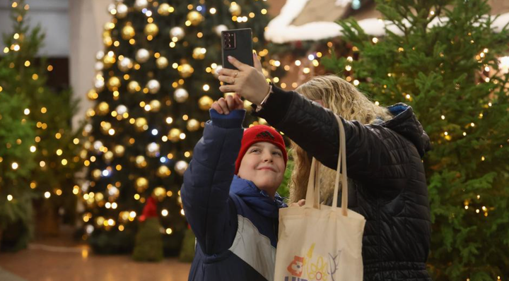 Cả thế giới xuống phố đ&oacute;n Gi&aacute;ng sinh: Khoảnh khắc ấm &aacute;p lan tỏa to&agrave;n cầu- Ảnh 4.