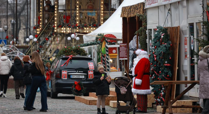 Cả thế giới xuống phố đ&oacute;n Gi&aacute;ng sinh: Khoảnh khắc ấm &aacute;p lan tỏa to&agrave;n cầu- Ảnh 3.