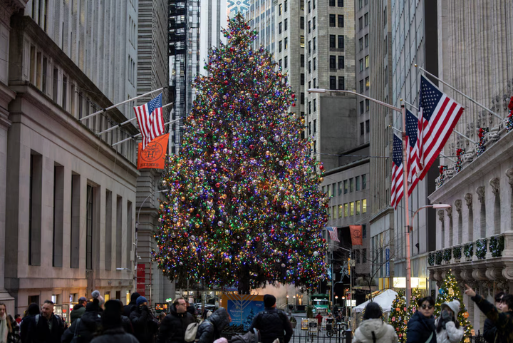 Cả thế giới xuống phố đ&oacute;n Gi&aacute;ng sinh: Khoảnh khắc ấm &aacute;p lan tỏa to&agrave;n cầu- Ảnh 1.