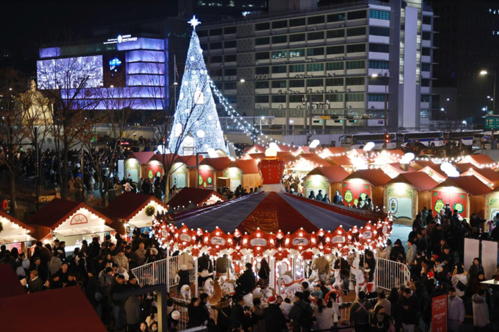 Cả thế giới xuống phố đ&oacute;n Gi&aacute;ng sinh: Khoảnh khắc ấm &aacute;p lan tỏa to&agrave;n cầu- Ảnh 8.