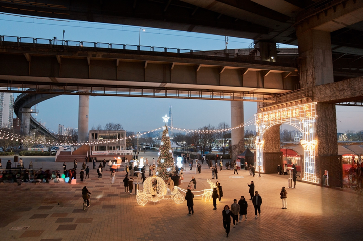 Cả thế giới xuống phố đ&oacute;n Gi&aacute;ng sinh: Khoảnh khắc ấm &aacute;p lan tỏa to&agrave;n cầu- Ảnh 7.