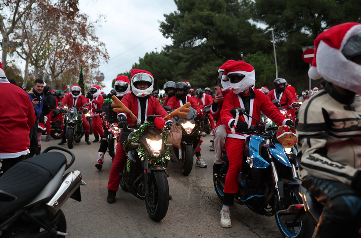 Cả thế giới xuống phố đ&oacute;n Gi&aacute;ng sinh: Khoảnh khắc ấm &aacute;p lan tỏa to&agrave;n cầu- Ảnh 6.