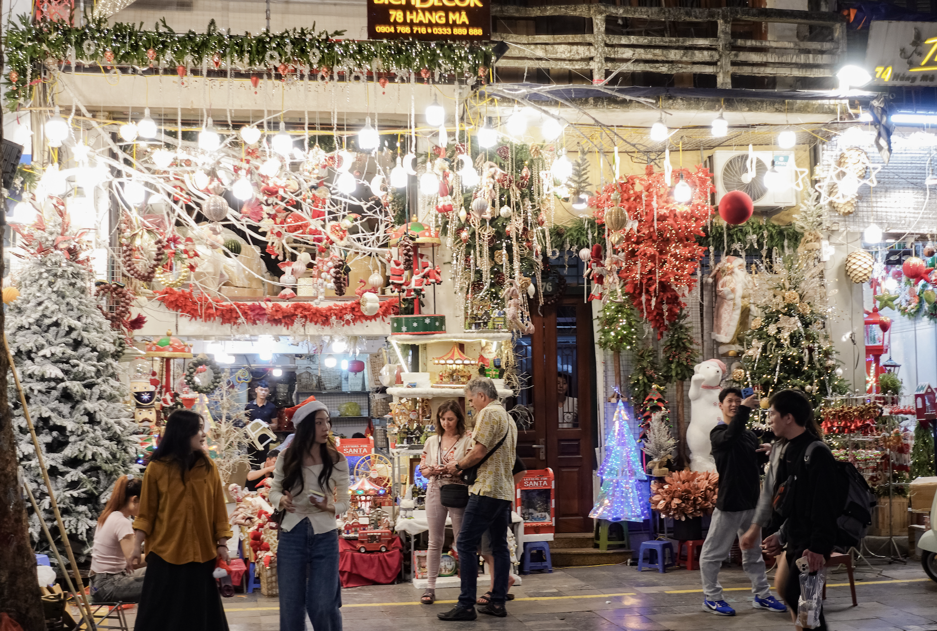Cảnh tượng tại H&agrave;ng M&atilde; ngay l&uacute;c n&agrave;y: Người đi đường bật cười khi chứng kiến điều kh&ocirc;ng ngờ v&agrave;o đ&ecirc;m Noel- Ảnh 1.