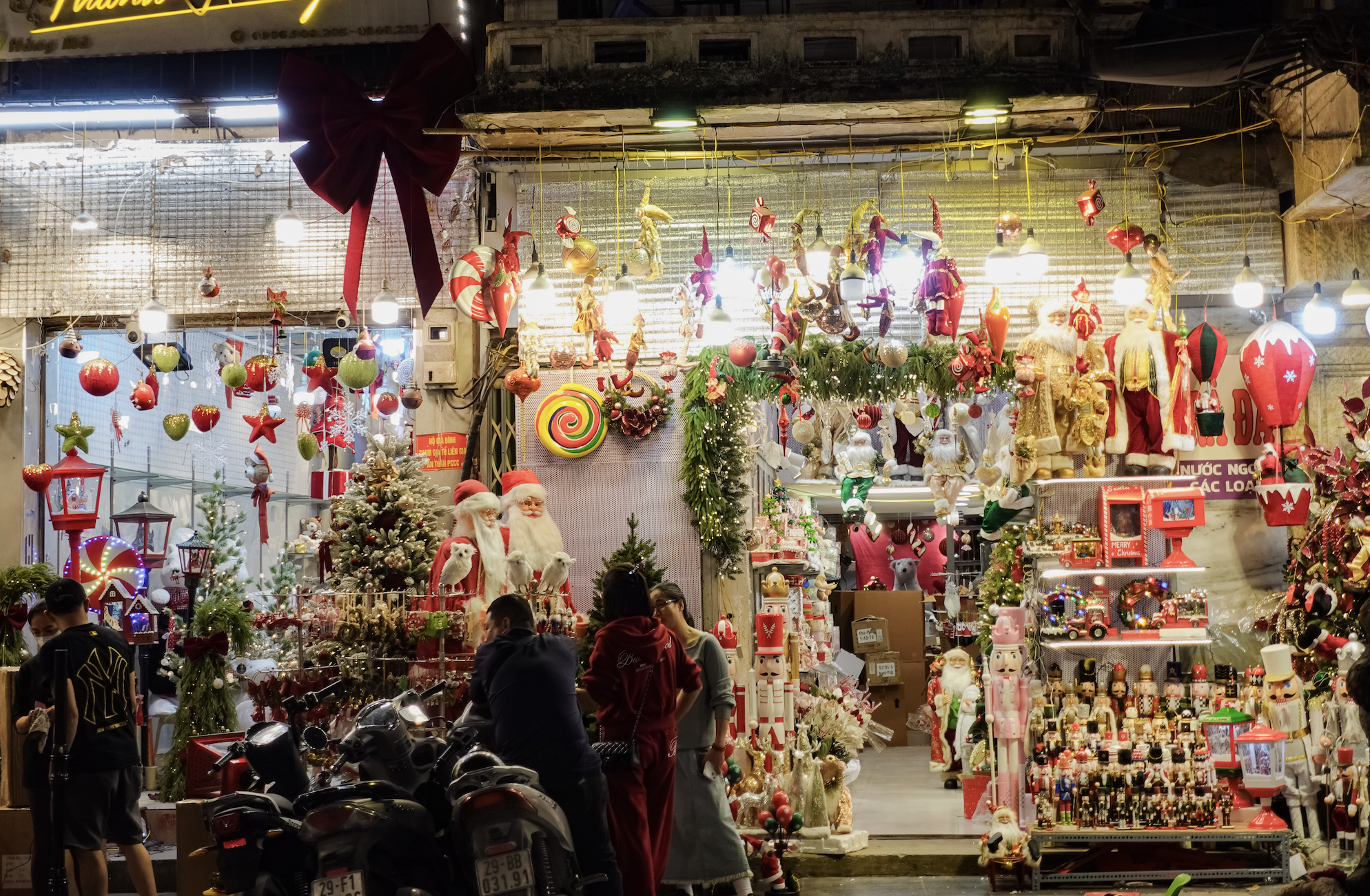 Cảnh tượng tại H&agrave;ng M&atilde; ngay l&uacute;c n&agrave;y: Người đi đường bật cười khi chứng kiến điều kh&ocirc;ng ngờ v&agrave;o đ&ecirc;m Noel- Ảnh 2.
