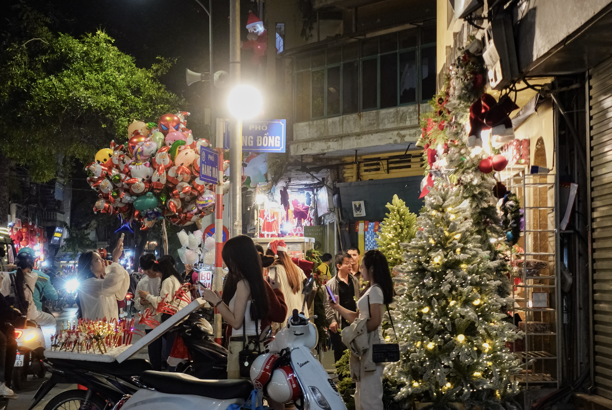Cảnh tượng tại H&agrave;ng M&atilde; ngay l&uacute;c n&agrave;y: Người đi đường bật cười khi chứng kiến điều kh&ocirc;ng ngờ v&agrave;o đ&ecirc;m Noel- Ảnh 3.