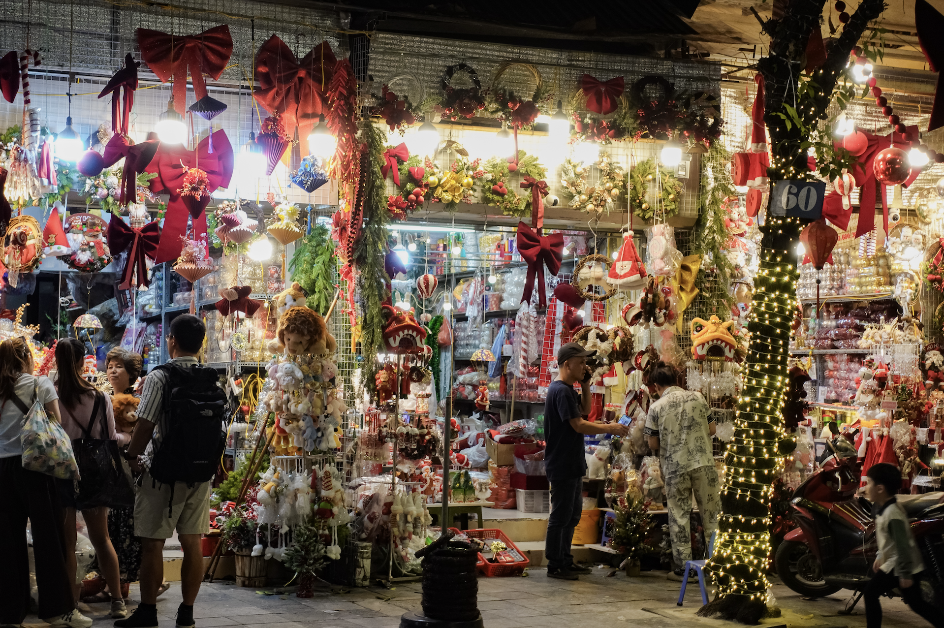 Cảnh tượng tại H&agrave;ng M&atilde; ngay l&uacute;c n&agrave;y: Người đi đường bật cười khi chứng kiến điều kh&ocirc;ng ngờ v&agrave;o đ&ecirc;m Noel- Ảnh 4.