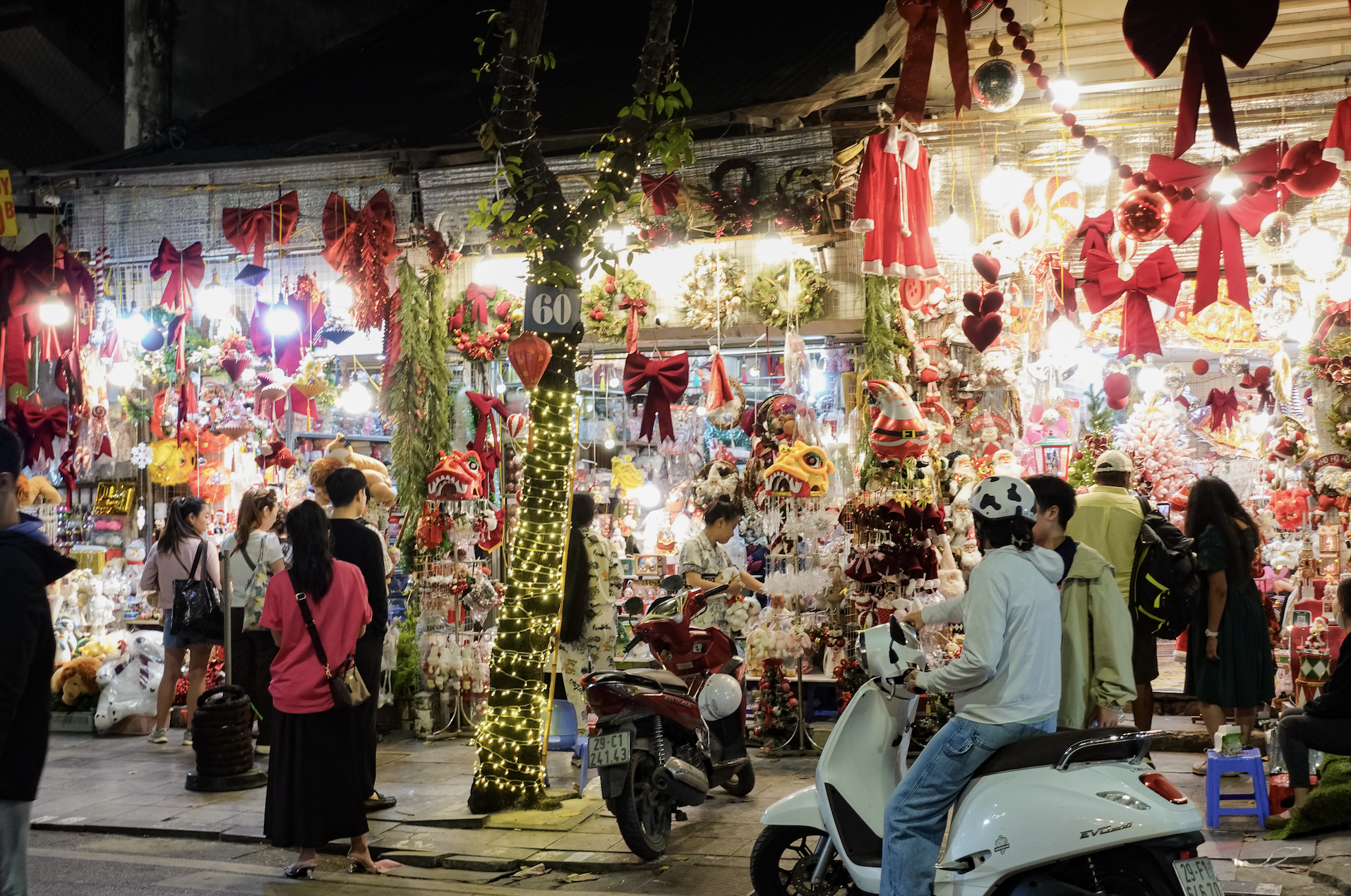 Cảnh tượng tại H&agrave;ng M&atilde; ngay l&uacute;c n&agrave;y: Người đi đường bật cười khi chứng kiến điều kh&ocirc;ng ngờ v&agrave;o đ&ecirc;m Noel- Ảnh 5.