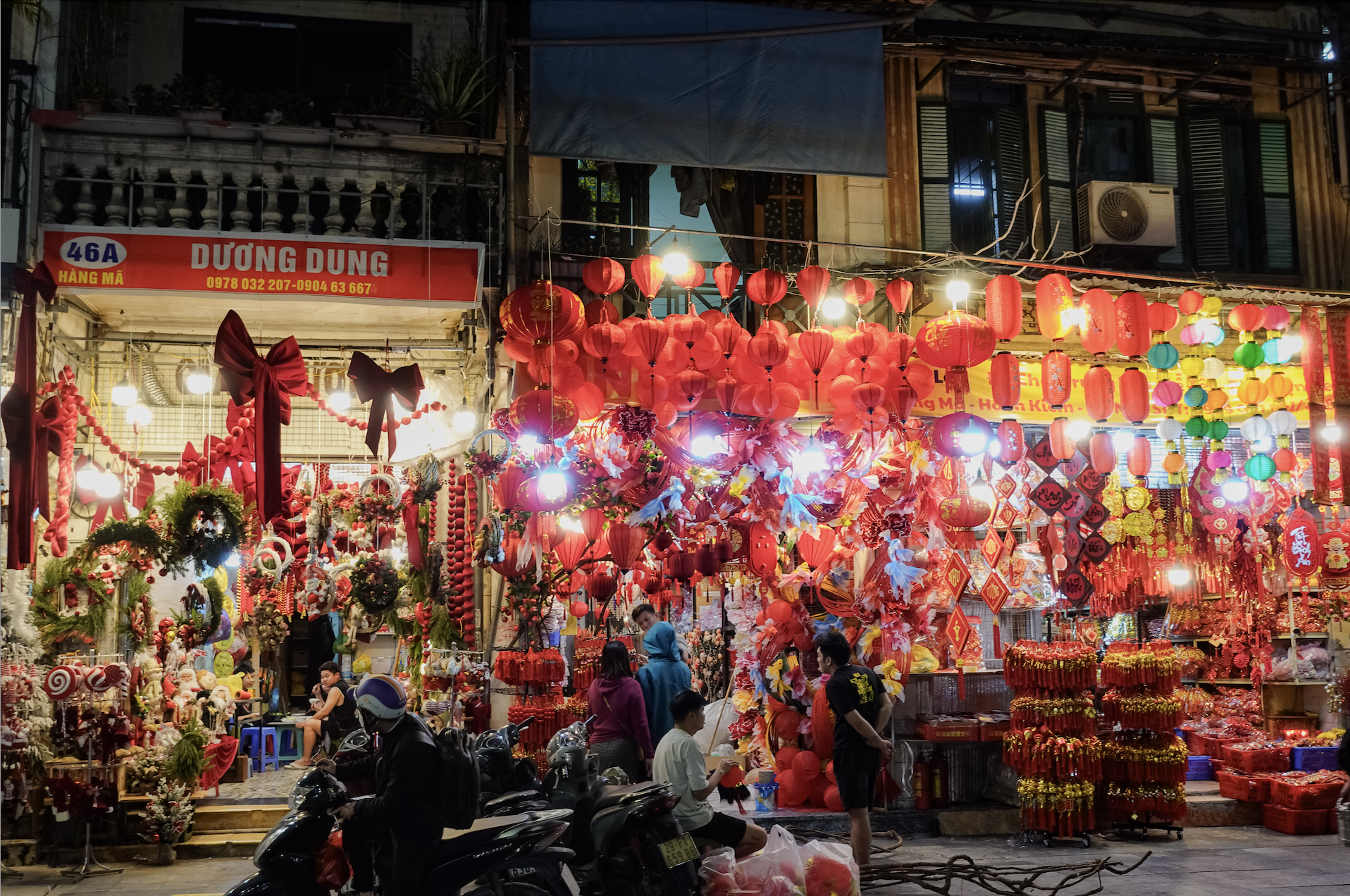 Cảnh tượng tại H&agrave;ng M&atilde; ngay l&uacute;c n&agrave;y: Người đi đường bật cười khi chứng kiến điều kh&ocirc;ng ngờ v&agrave;o đ&ecirc;m Noel- Ảnh 7.