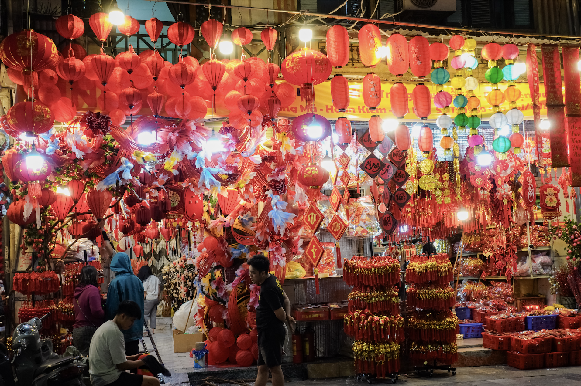 Cảnh tượng tại H&agrave;ng M&atilde; ngay l&uacute;c n&agrave;y: Người đi đường bật cười khi chứng kiến điều kh&ocirc;ng ngờ v&agrave;o đ&ecirc;m Noel- Ảnh 8.