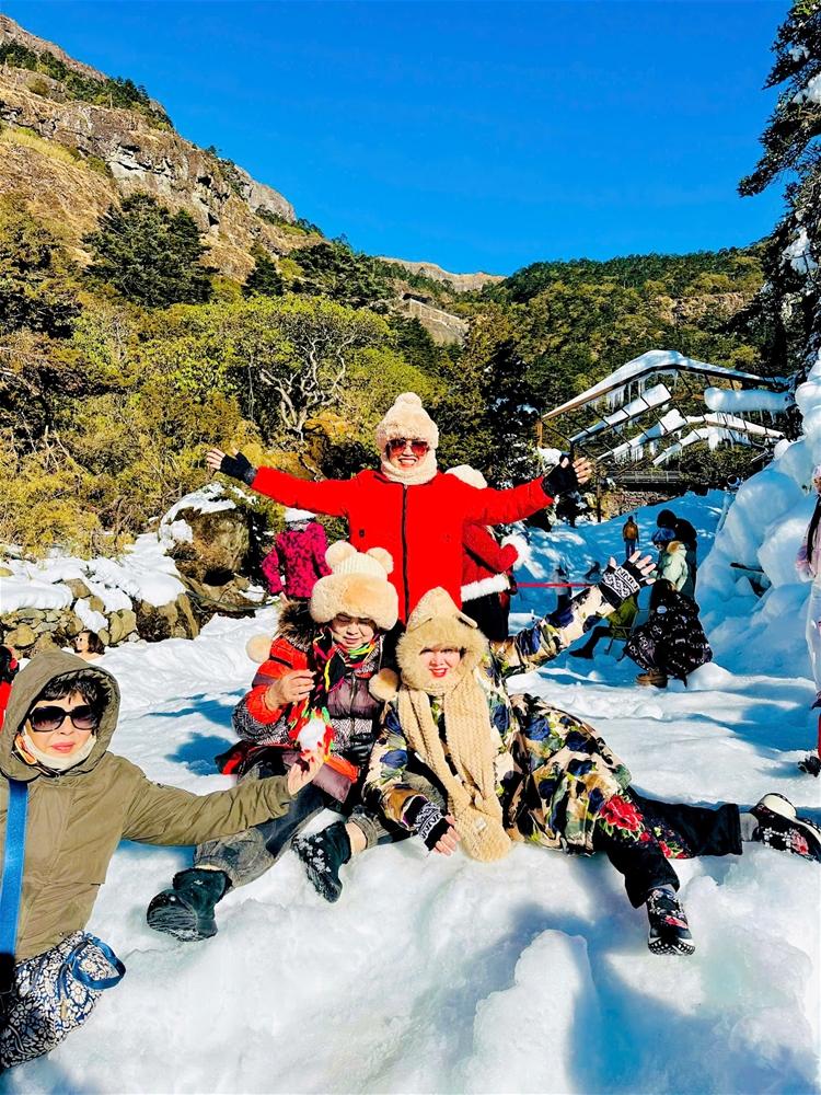 Kh&aacute;ch Việt kể chuyện đi ngắm tuyết tr&ecirc;n n&uacute;i cao hơn 4000m ở Trung Quốc, nhận x&eacute;t: 