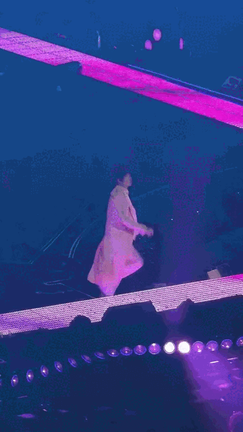 Nam ca sĩ A.T ng&atilde; đập g&aacute;y xuống s&acirc;n khấu, fan quy&ecirc;n g&oacute;p lu&ocirc;n 1,7 tỷ đồng trong 3 giờ- Ảnh 1.