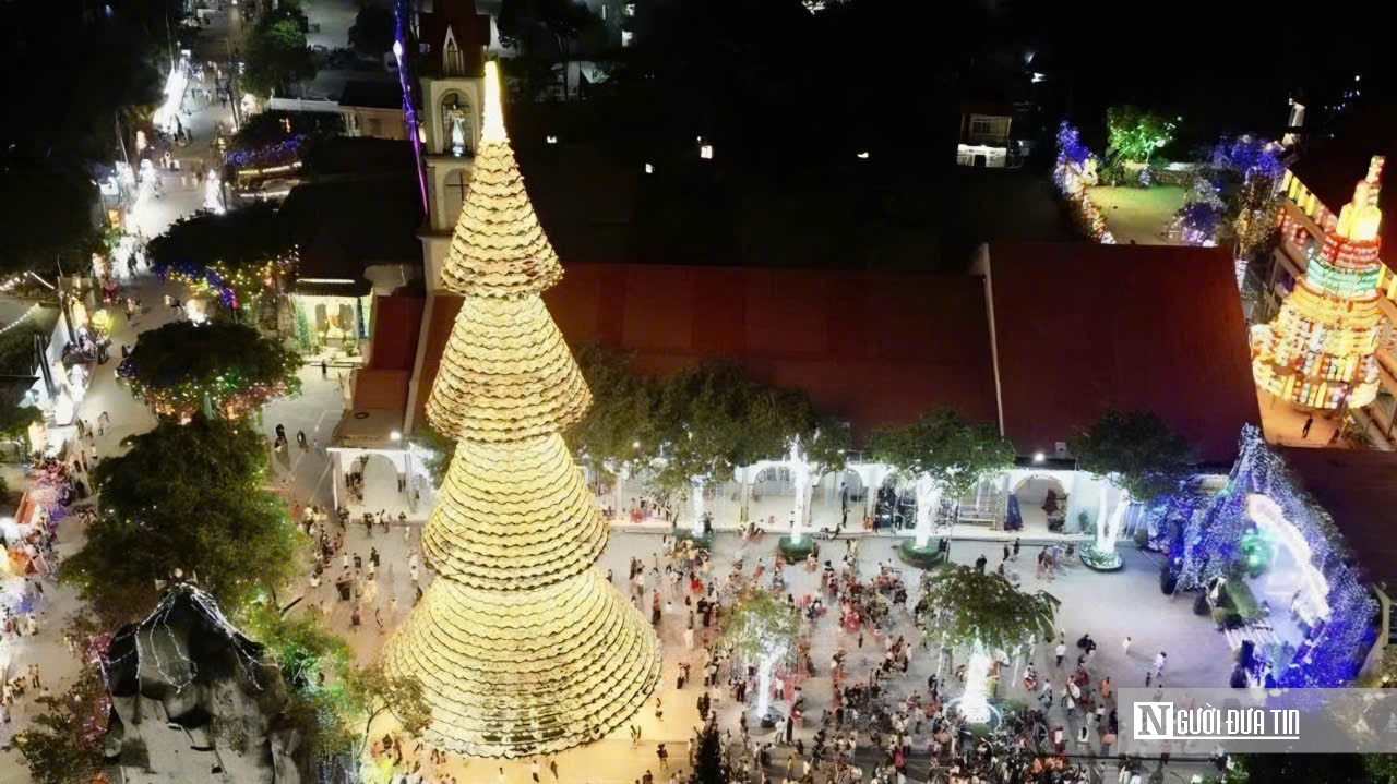 C&acirc;y th&ocirc;ng Noel n&oacute;n l&aacute; cao 35m "g&acirc;y sốt" m&ugrave;a Gi&aacute;ng sinh ở Đồng Nai- Ảnh 1.