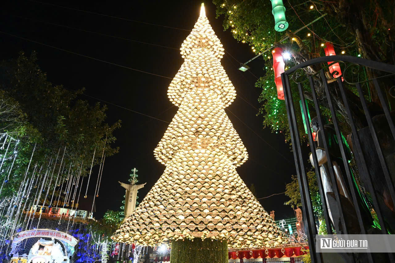 C&acirc;y th&ocirc;ng Noel n&oacute;n l&aacute; cao 35m "g&acirc;y sốt" m&ugrave;a Gi&aacute;ng sinh ở Đồng Nai- Ảnh 2.