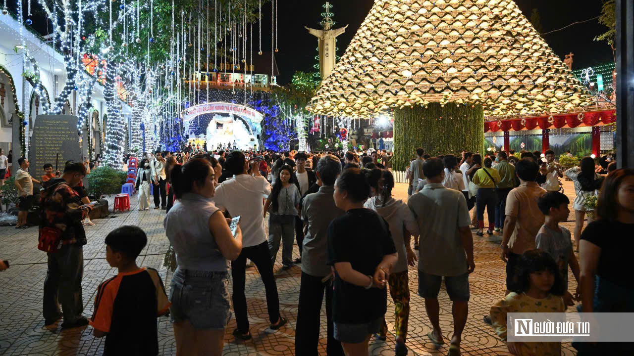 C&acirc;y th&ocirc;ng Noel n&oacute;n l&aacute; cao 35m "g&acirc;y sốt" m&ugrave;a Gi&aacute;ng sinh ở Đồng Nai- Ảnh 3.