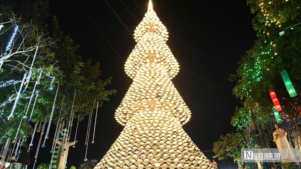 C&acirc;y th&ocirc;ng Noel n&oacute;n l&aacute; cao 35m "g&acirc;y sốt" m&ugrave;a Gi&aacute;ng sinh ở Đồng Nai- Ảnh 4.