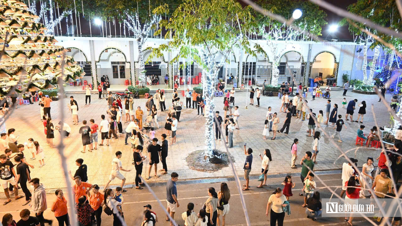 C&acirc;y th&ocirc;ng Noel n&oacute;n l&aacute; cao 35m "g&acirc;y sốt" m&ugrave;a Gi&aacute;ng sinh ở Đồng Nai- Ảnh 5.