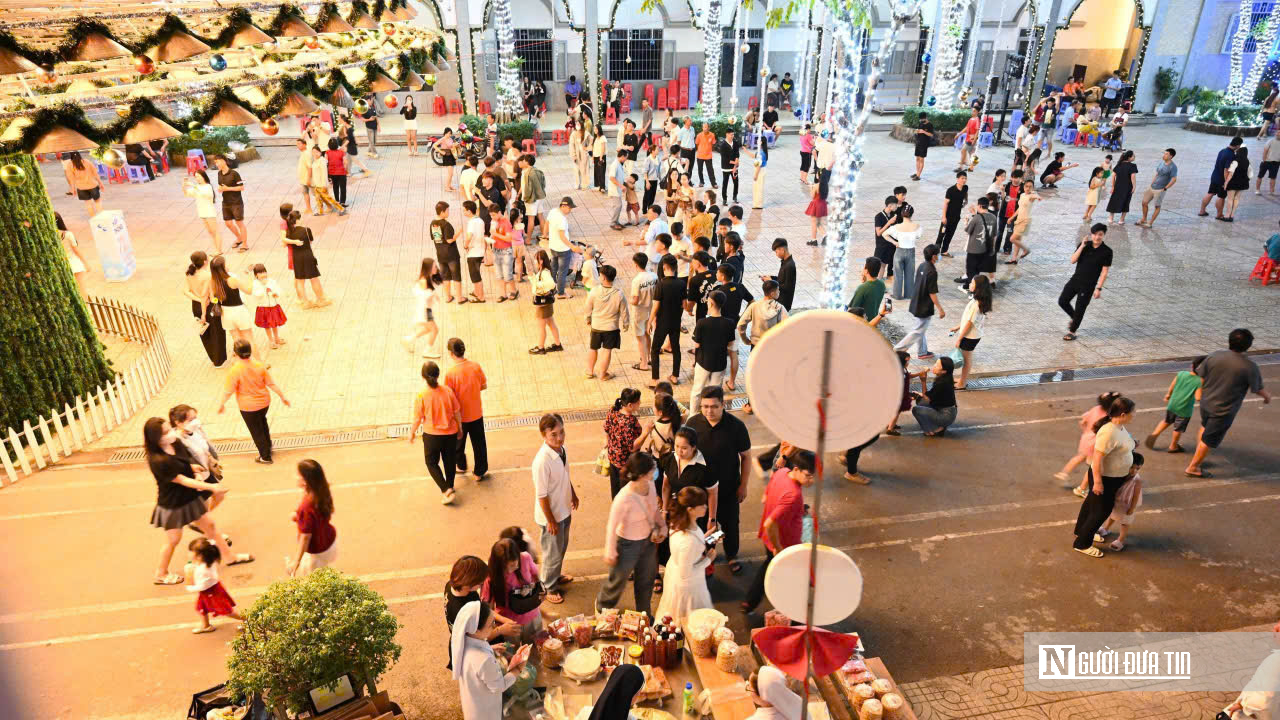 C&acirc;y th&ocirc;ng Noel n&oacute;n l&aacute; cao 35m "g&acirc;y sốt" m&ugrave;a Gi&aacute;ng sinh ở Đồng Nai- Ảnh 6.