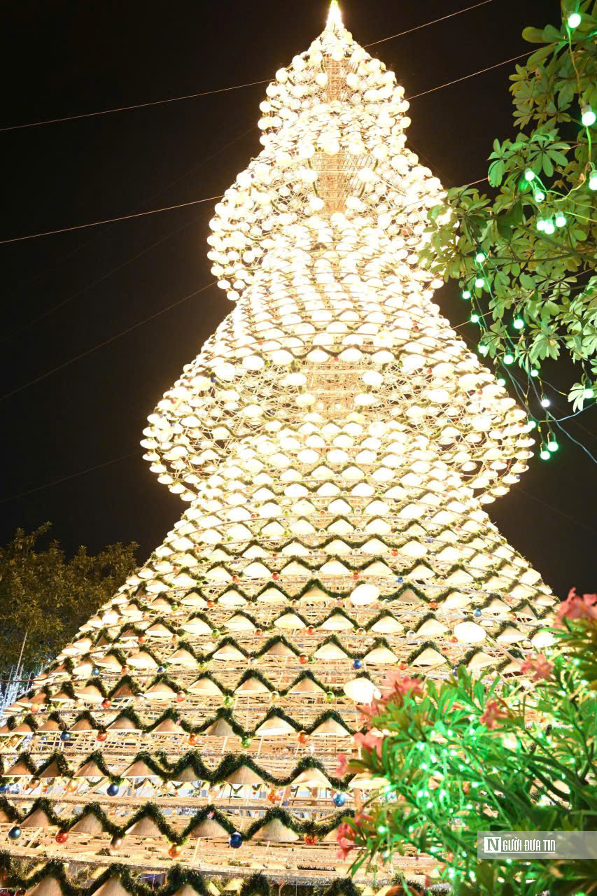 C&acirc;y th&ocirc;ng Noel n&oacute;n l&aacute; cao 35m "g&acirc;y sốt" m&ugrave;a Gi&aacute;ng sinh ở Đồng Nai- Ảnh 7.