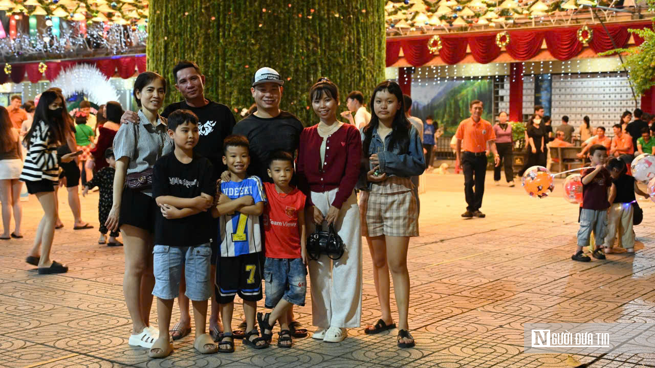 C&acirc;y th&ocirc;ng Noel n&oacute;n l&aacute; cao 35m "g&acirc;y sốt" m&ugrave;a Gi&aacute;ng sinh ở Đồng Nai- Ảnh 8.