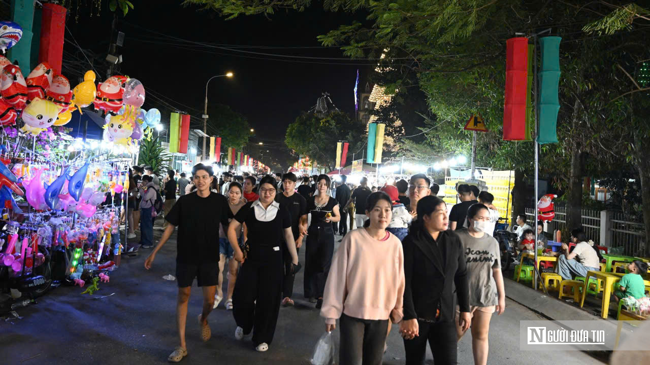 C&acirc;y th&ocirc;ng Noel n&oacute;n l&aacute; cao 35m "g&acirc;y sốt" m&ugrave;a Gi&aacute;ng sinh ở Đồng Nai- Ảnh 10.