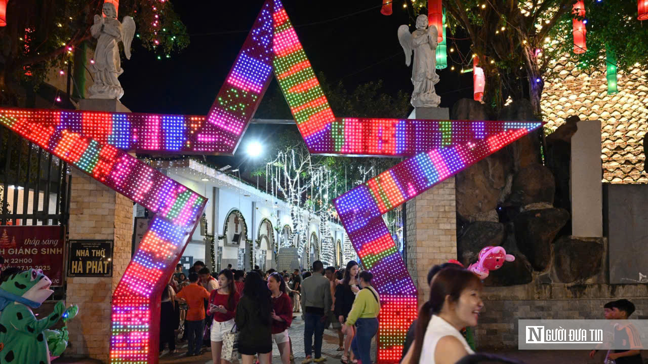 C&acirc;y th&ocirc;ng Noel n&oacute;n l&aacute; cao 35m "g&acirc;y sốt" m&ugrave;a Gi&aacute;ng sinh ở Đồng Nai- Ảnh 11.