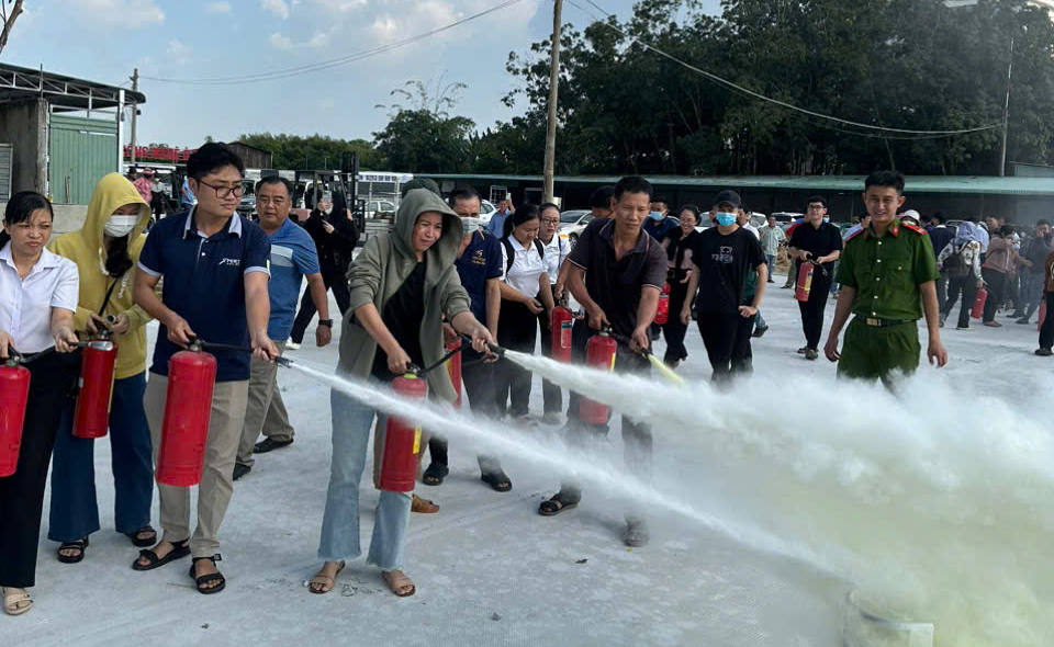 Một đội chữa ch&aacute;y v&agrave; cứu nạn cứu hộ ở TPHCM cứu t&agrave;i sản 200 tỉ đồng cho doanh nghiệp- Ảnh 3.