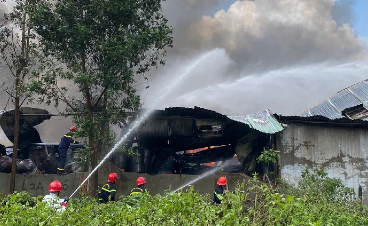 Một đội chữa ch&aacute;y v&agrave; cứu nạn cứu hộ ở TPHCM cứu t&agrave;i sản 200 tỉ đồng cho doanh nghiệp- Ảnh 4.
