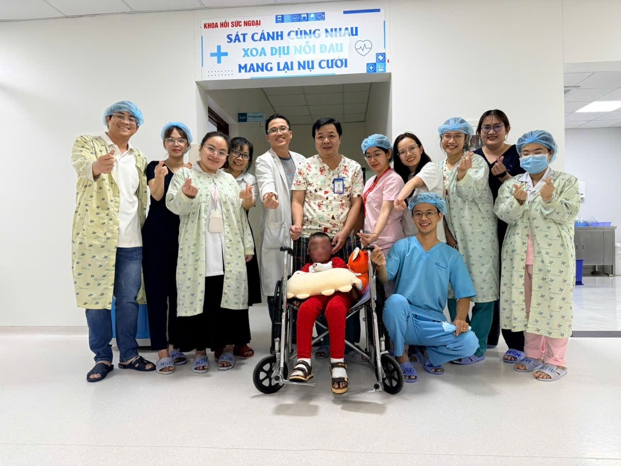 96 ng&agrave;y gi&agrave;nh sự sống của cậu b&eacute; 5 tuổi bị cha đốt xăng bỏng đến 80%: &ldquo;Ph&eacute;p m&agrave;u từ nghị lực phi thường&rdquo;- Ảnh 2.