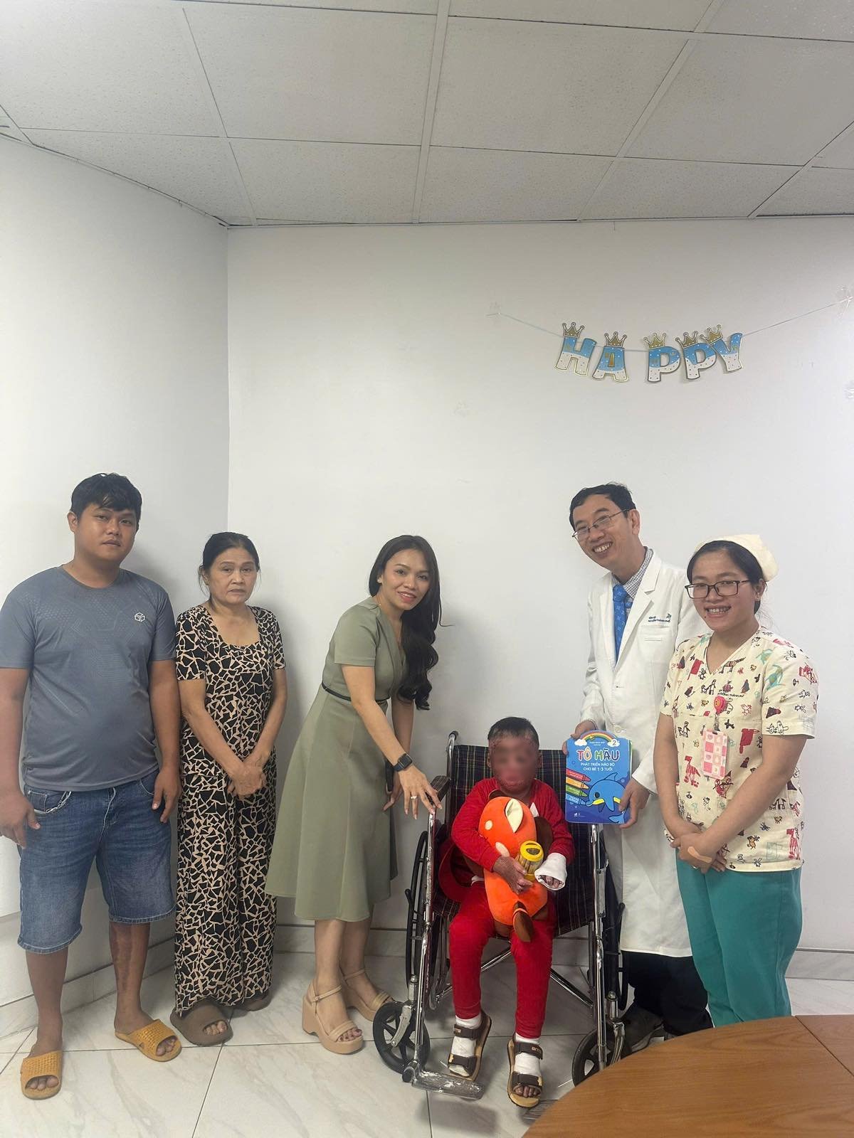 96 ng&agrave;y gi&agrave;nh sự sống của cậu b&eacute; 5 tuổi bị cha đốt xăng bỏng đến 80%: &ldquo;Ph&eacute;p m&agrave;u từ nghị lực phi thường&rdquo;- Ảnh 3.