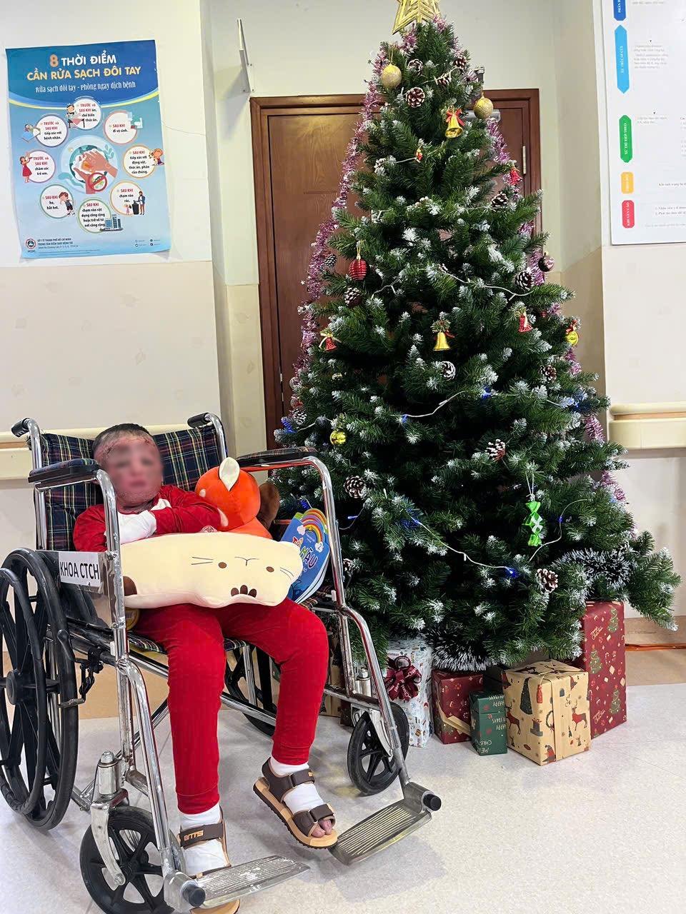 96 ng&agrave;y gi&agrave;nh sự sống của cậu b&eacute; 5 tuổi bị cha đốt xăng bỏng đến 80%: &ldquo;Ph&eacute;p m&agrave;u từ nghị lực phi thường&rdquo;- Ảnh 4.