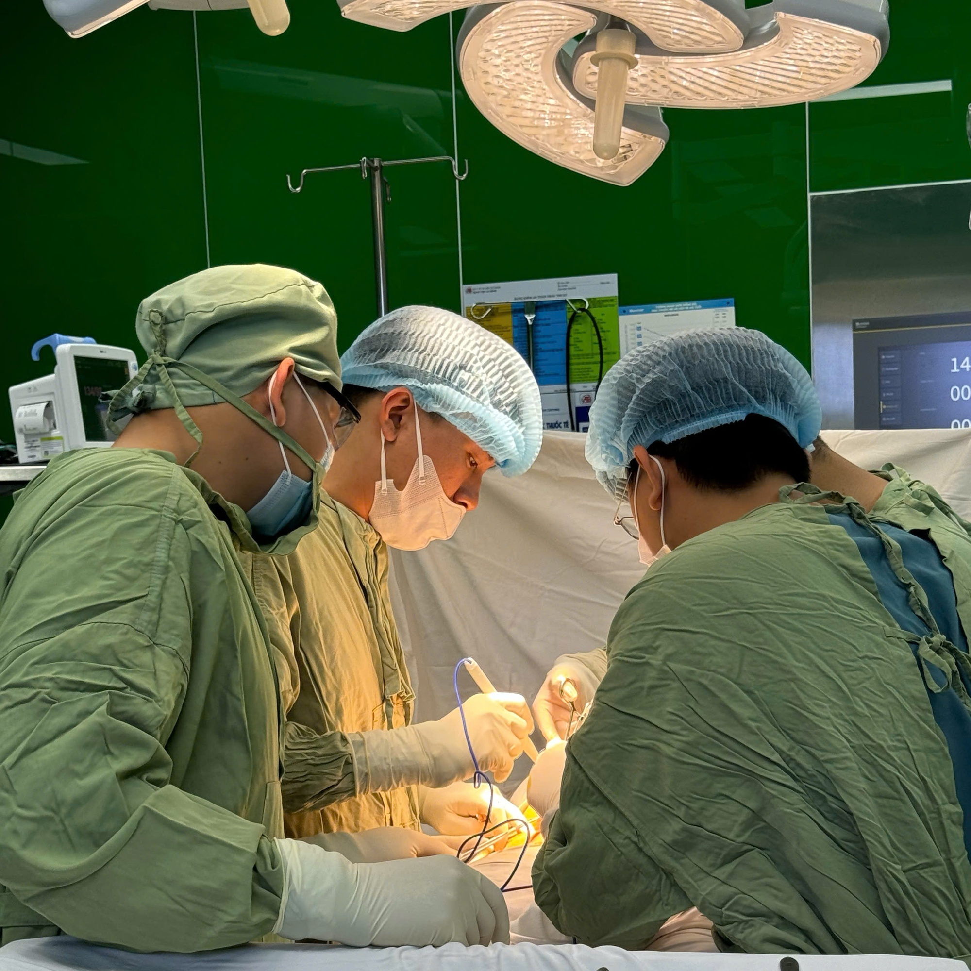 B&aacute;c sĩ điều chỉnh &ldquo;trứng&rdquo; ẩn, gi&uacute;p ch&agrave;ng trai hồi phục sức khỏe sinh sản- Ảnh 1.