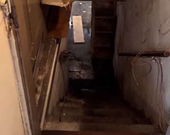Mua nh&agrave; mới, cặp vợ chồng ph&aacute;t hiện thứ r&ugrave;ng rợn dưới tầng hầm- Ảnh 1.