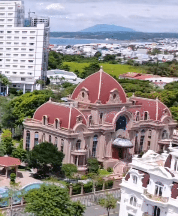 Đ&aacute;m cưới của &aacute;i nữ tập đo&agrave;n lớn ở B&igrave;nh Thuận đang "g&acirc;y b&atilde;o" MXH: Nh&agrave; g&aacute;i cỡ n&agrave;y th&igrave; nh&agrave; trai "khủng" cỡ n&agrave;o!- Ảnh 21.