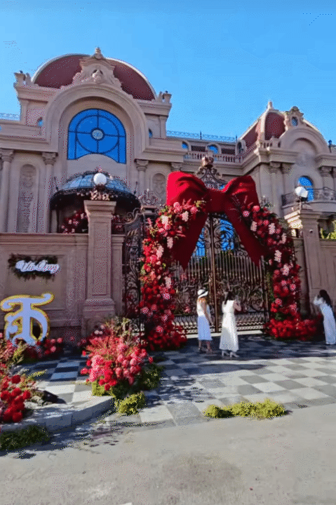 Đ&aacute;m cưới của &aacute;i nữ tập đo&agrave;n lớn ở B&igrave;nh Thuận đang "g&acirc;y b&atilde;o" MXH: Nh&agrave; g&aacute;i cỡ n&agrave;y th&igrave; nh&agrave; trai "khủng" cỡ n&agrave;o!- Ảnh 1.