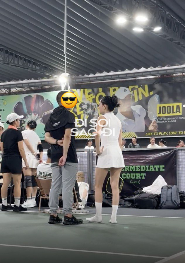 Độc quyền: Bắt gặp Hiền Hồ xuất hiện &ldquo;như h&igrave;nh với b&oacute;ng&rdquo; với trai lạ tr&ecirc;n s&acirc;n Pickleball- Ảnh 4.